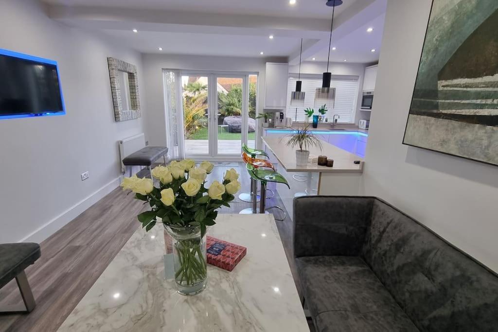 Northbourne House Villa เฟิร์นดาวน์ ภายนอก รูปภาพ