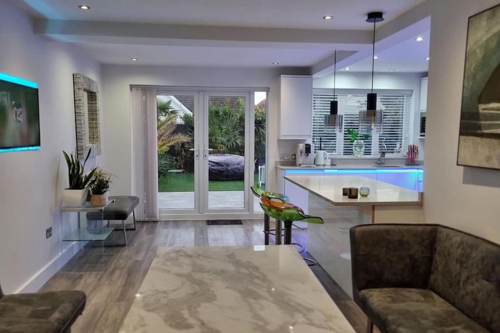 Northbourne House Villa เฟิร์นดาวน์ ภายนอก รูปภาพ
