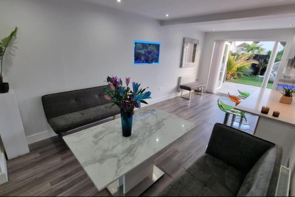 Northbourne House Villa เฟิร์นดาวน์ ภายนอก รูปภาพ